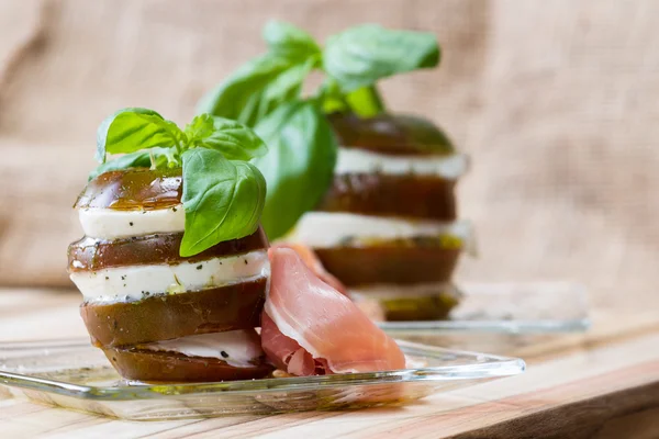 Mozzarella fresca y pila de tomate — Foto de Stock