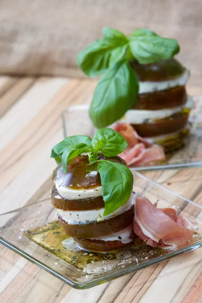 Čerstvé mozzarelly a rajčat zásobníku — Stock fotografie