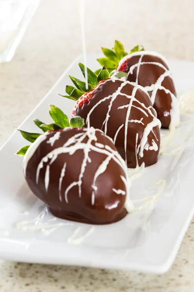 Met chocolade bedekte aardbeien — Stockfoto