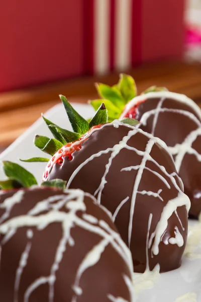 覆盖着草莓的巧克力 — 图库照片