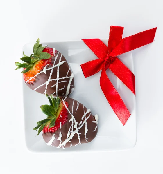 초콜릿으로 딸기를 덮다 — 스톡 사진