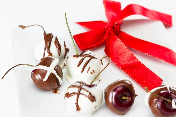 Chocolade overdekte kersen — Stockfoto