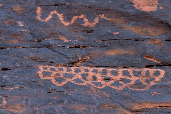 Petroglyffer, ilddalen - Stock-foto