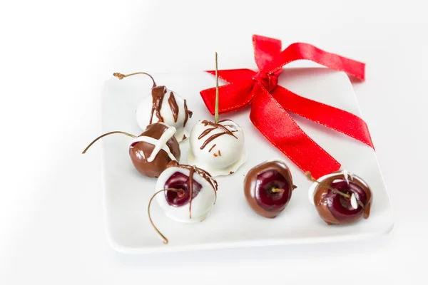 Cerezas cubiertas de chocolate — Foto de Stock