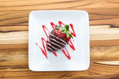 taze çilek batırılmış çikolata ve kırmızı ile süsleyin ve wh