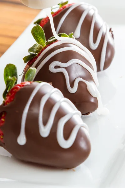 Met chocolade bedekte aardbeien — Stockfoto