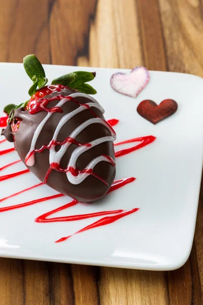 Frische Erdbeeren in Schokolade getaucht und garniert mit rot und wh — Stockfoto