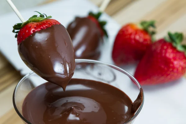 Chocolate dipped strawberries — Stock Photo, Image