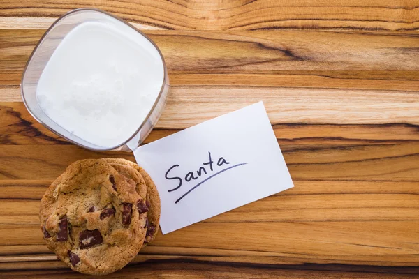 Kekse und Milch für den Weihnachtsmann — Stockfoto