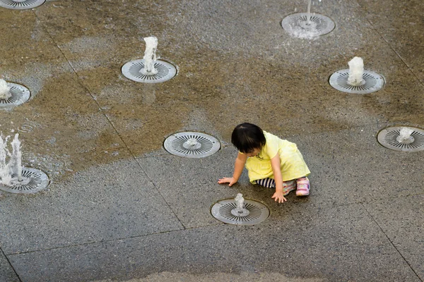 噴水で遊ぶ子供 — ストック写真