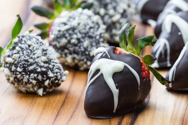 Chocolate dipped strawberries — Stock Photo, Image