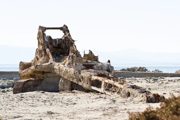 Rusty crane in the Salton sea — Stock Photo, Image