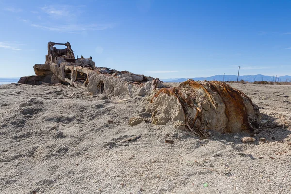 Rusty crane in the Salton sea — Stock Photo, Image