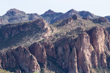 Kırmızı kayalıklarla 