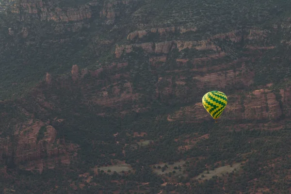 Varm luft ballong ride i Sedona — Stockfoto