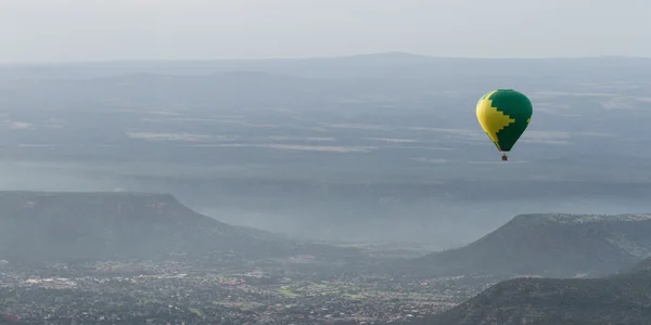 Lot balonem na gorące powietrze w Sedona — Zdjęcie stockowe