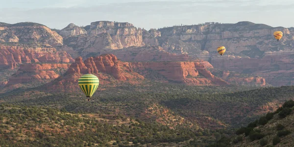 Гарячої їзди повітряній кулі в місті Sedona — стокове фото