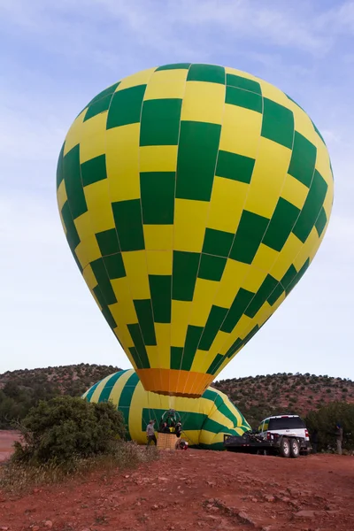 Toeristen in een hete luchtballon — Stockfoto