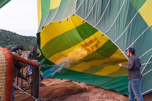 Aufblasen eines Heißluftballons — Stockfoto