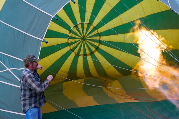 Aufblasen eines Heißluftballons — Stockfoto