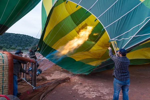 Oppompen van een hete luchtballon — Stockfoto