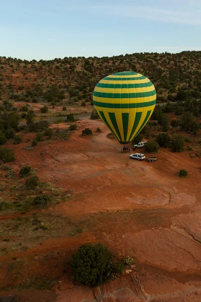 Toeristen in een hete luchtballon — Stockfoto