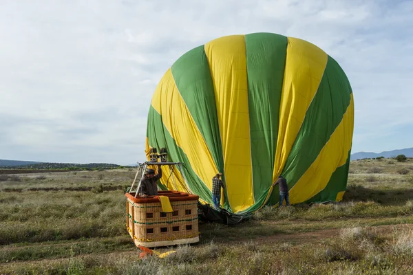 Gorącym powietrzem balon spuszczenie — Zdjęcie stockowe