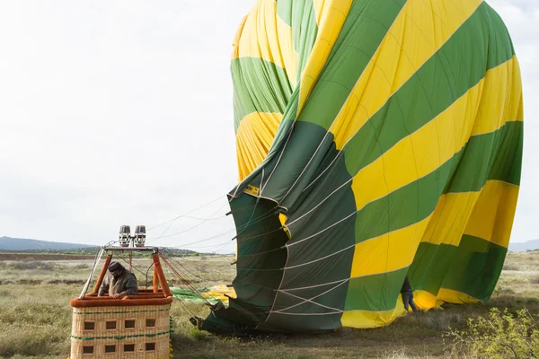 Gorącym powietrzem balon spuszczenie — Zdjęcie stockowe