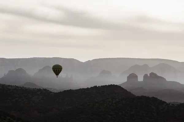 Hete lucht ballon rit in Sedona — Stockfoto