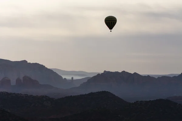 Lot balonem na gorące powietrze w Sedona — Zdjęcie stockowe