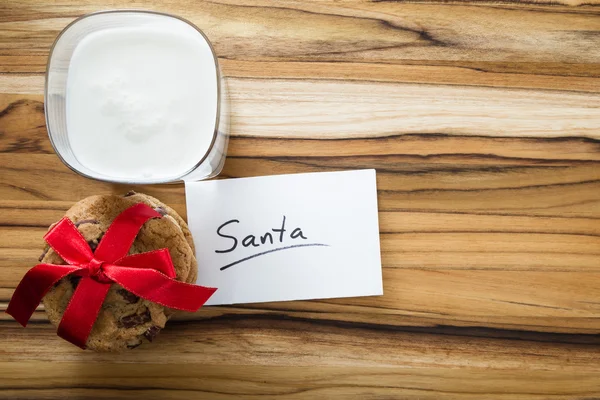 Kekse und Milch für den Weihnachtsmann — Stockfoto