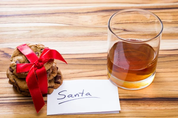 Tanımlama bilgileri ve viski Noel Baba için — Stok fotoğraf