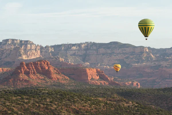 Гарячої їзди повітряній кулі в місті Sedona — стокове фото