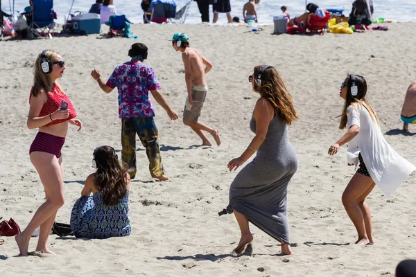 Silent concert on the beach or Hush Concert — Stock Photo, Image