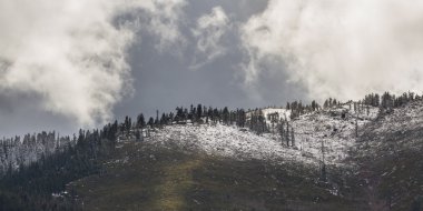 Dağlarda kar yağışı 