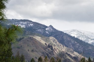 Dağlarda kar yağışı 