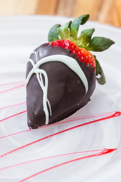 Chocolate dipped strawberry — Stock Photo, Image