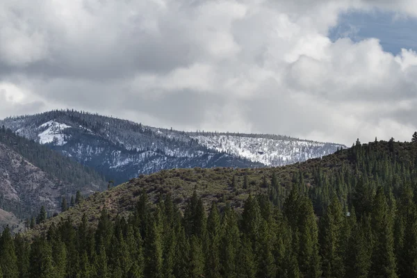 A nevar nas montanhas — Fotografia de Stock