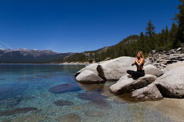 Relaxante em tahoe lago — Fotografia de Stock