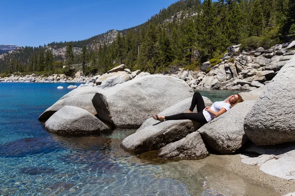 Relaxante em tahoe lago — Fotografia de Stock