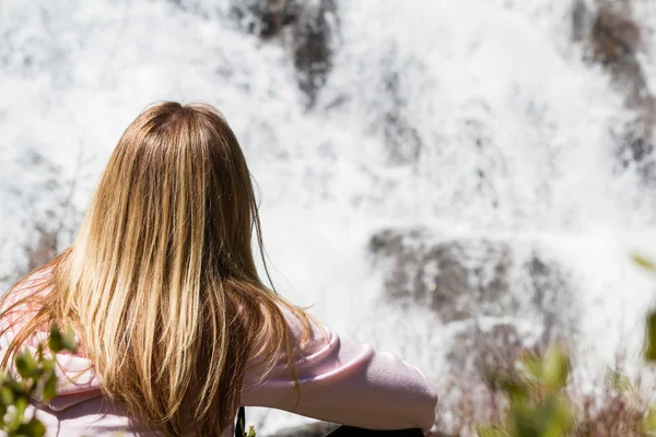 Kvinnan tittar vattenfall — Stockfoto