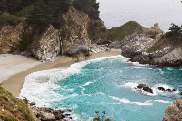 Cascada en la costa de California — Foto de Stock
