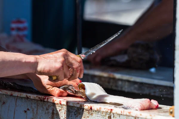 Cleaning fish — Stock Photo, Image