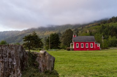 Küçük kırmızı okul ev