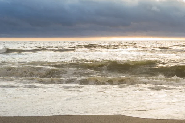 日没と波 — ストック写真