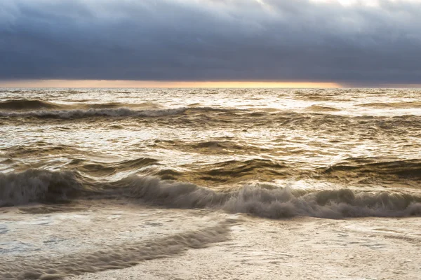 Закат и волны — стоковое фото