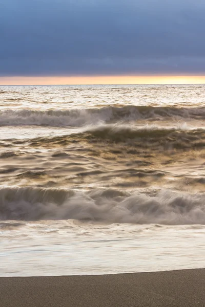 夕阳和波浪 — 图库照片
