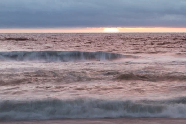 Zonsondergang en golven — Stockfoto