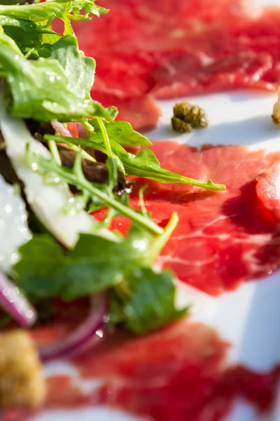 Carpaccio de carne de bovino — Fotografia de Stock