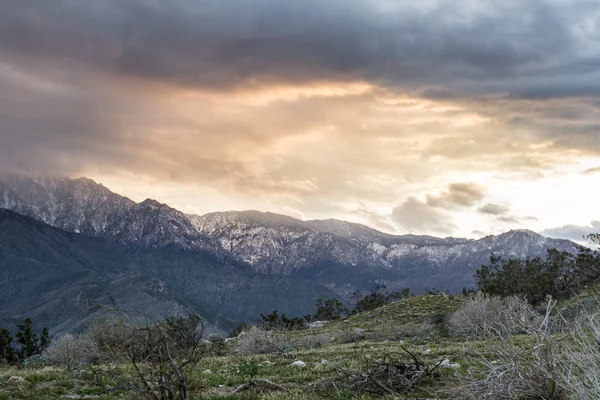 Coucher de soleil et montagnes — Photo